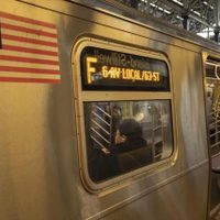 Policía revela identidad de mujer quemada en metro de Nueva York
