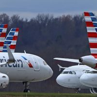 Hombre trata de abrir salida de emergencia en vuelo de American Airlines