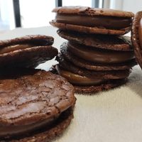 Llevá tu finde al máximo con esta receta de alfajores de brownie bien chocolatosos y que vas a amar