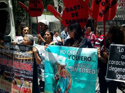 Protestan contra la tauromaquia y a favor de medicina alternativa frente a la casa de transición de AMLO