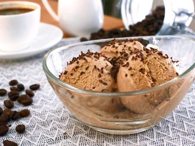 Helado cremoso de café sin azúcar y con 2 ingredientes: un postre económico y delicioso