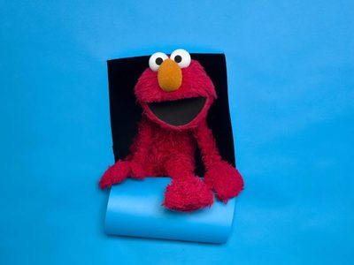 Hackean cuenta de X de Elmo de Plaza Sésamo; publican que Trump aparece en los archivos Epstein