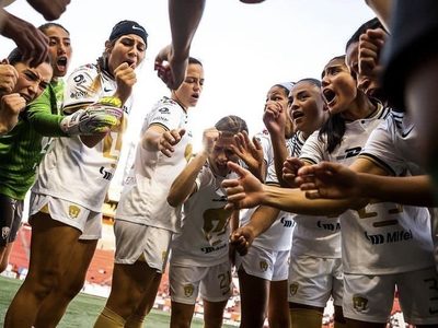 Desata polémica el empujón que recibe jugadora de Pumas de parte de su entrenador (Video)