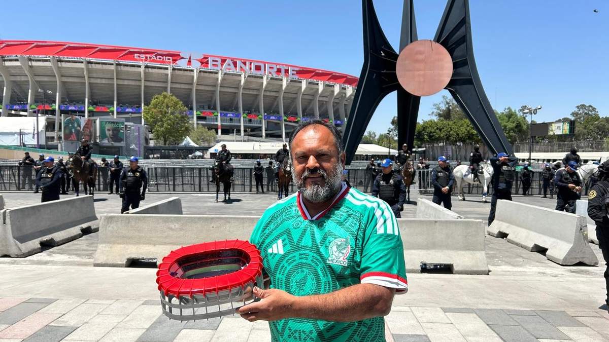 Martín Martínez luce su réplica del Estadio Banorte que compró por 150 pesos en el centro de la ciudad.
