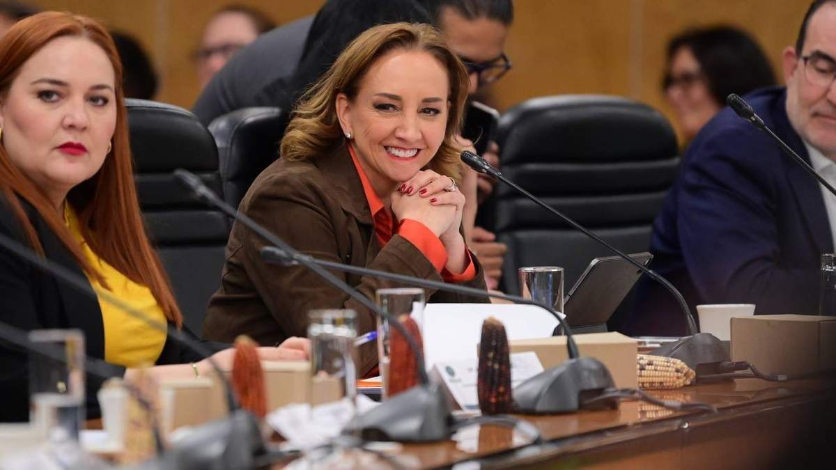 Claudia Ruiz Massieu en la reunión de comisiones