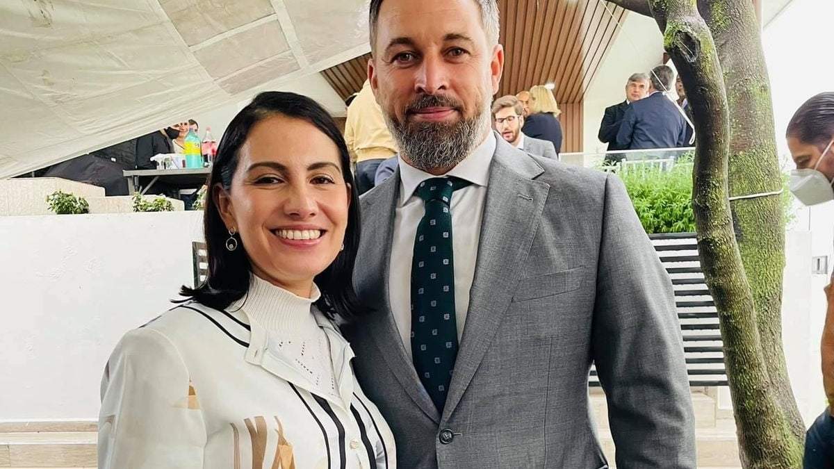 La diputada Elsa Adané Méndez Álvarez con el líder de Vox, Santiago Abascal