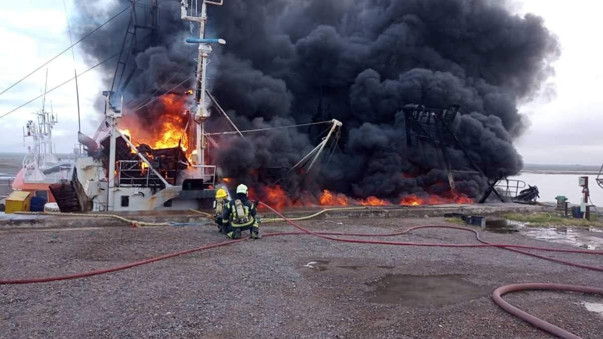 Todavía se investigan las causas del incendio en San Antonio Oeste. Fuente: (Twitter)