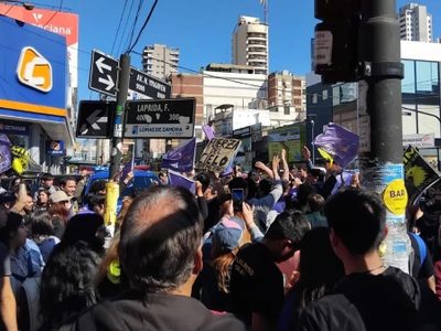 Atacaron a piedrazos a la caravana de Javier Milei