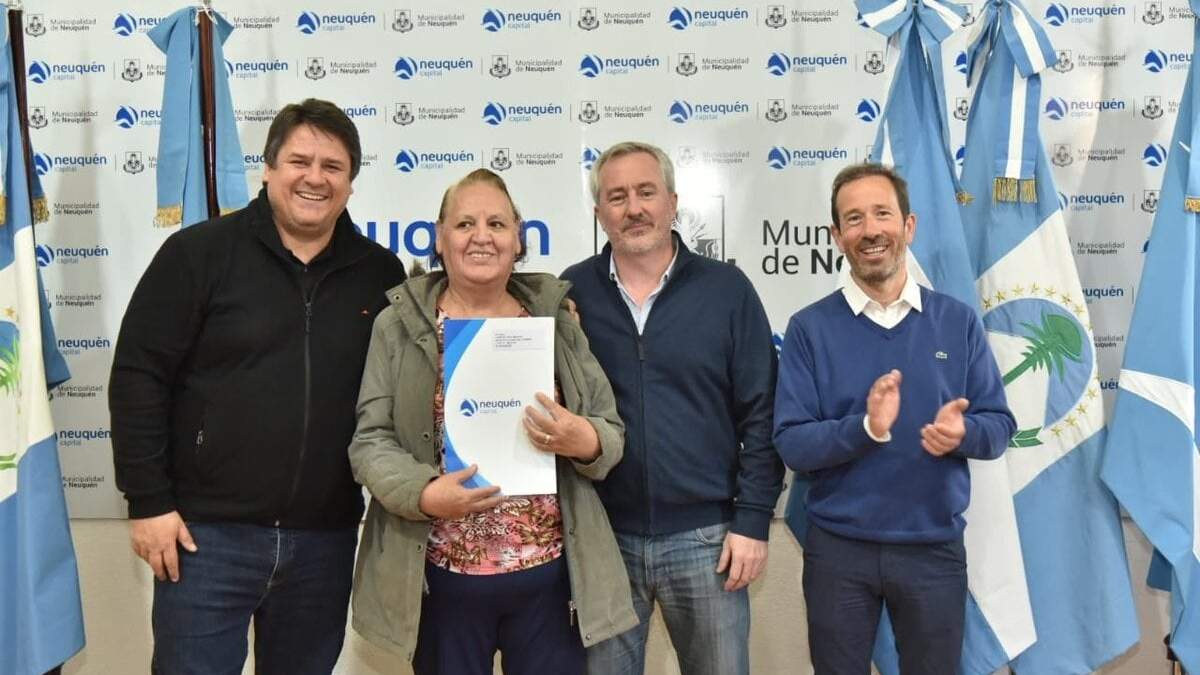 Entrega de la documentación en la ciudad de Neuquén. Fuente (Twitter).