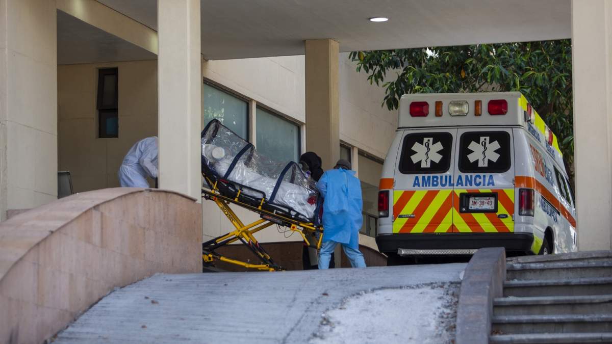 Personal de una ambulancia privada realizan las las maniobras para ingresar a un paciente