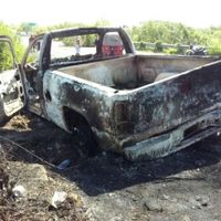 Maestros de Tabasco golpean a médico y queman su camioneta en bloqueo de vía federal