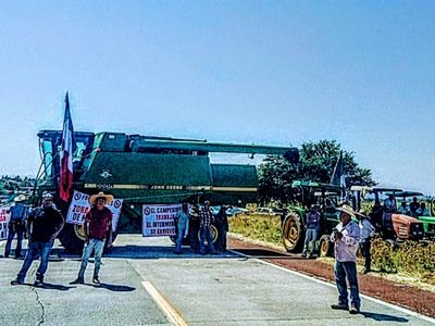 Productores del campo morelense mantienen bloqueos en la Autopista Siglo XXI