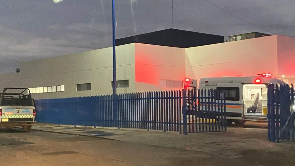 Autoridades resguardan el hospital donde son atendidos los lesionados en el ataque