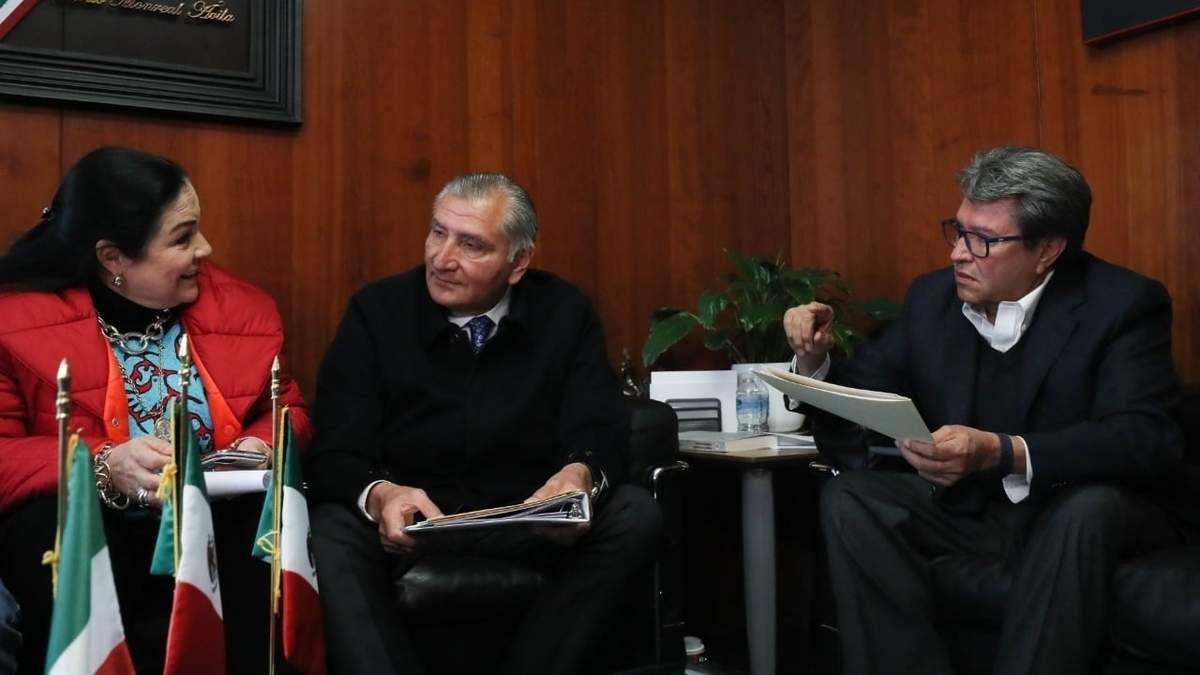 Mónica Fernández, presidenta de la Comisión de Gobierno del Senado, dialoga con Ricardo Monreal y el titular de Segob, Adán Augusto López