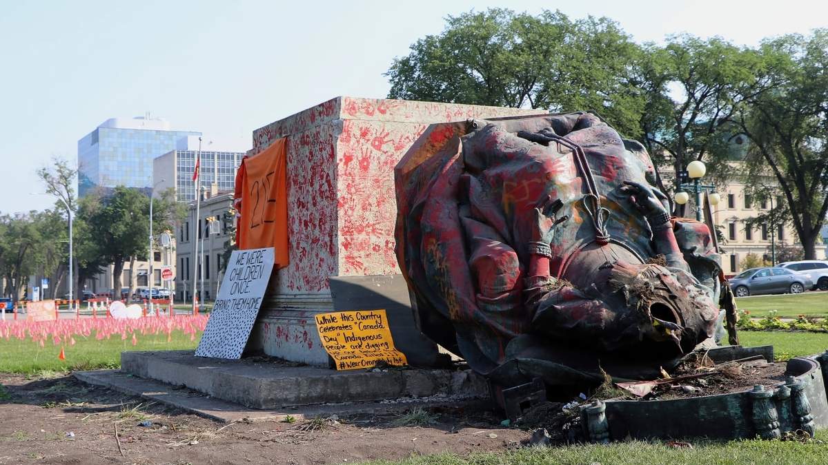 Una estatua de la reina Victoria derribada por manifestantes en Winnipeg, Canadá