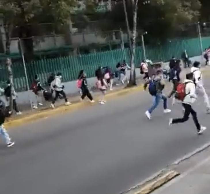 Estudiantes de Bachilleres corren al advertir la presencia de porros