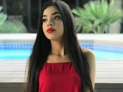¡Falta tela! Kenia Os sentada de par en par muestra de más con una prenda que no aguantó
