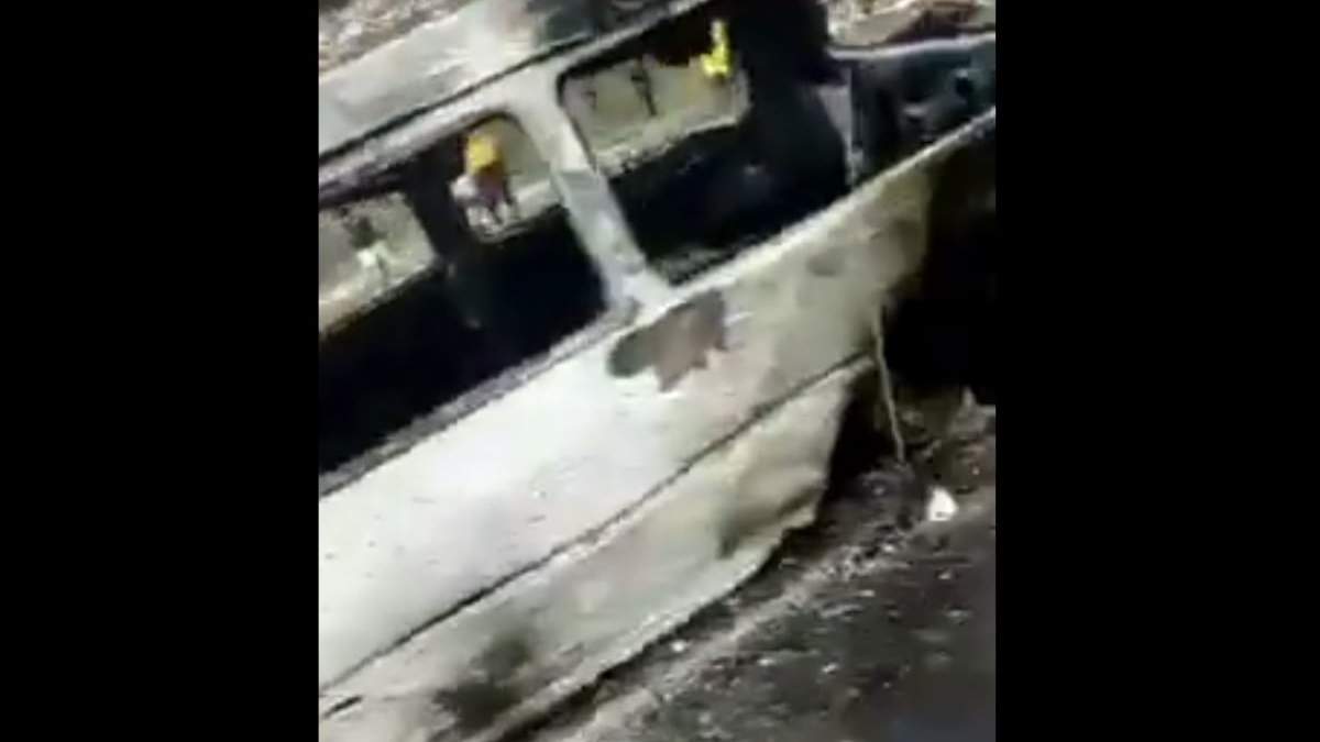Un vehículo calcinado tras la explosión