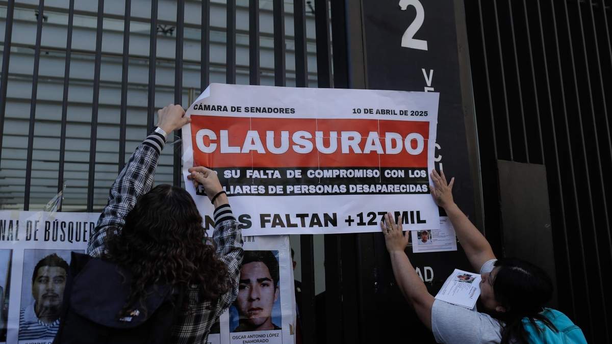 Colectivos pegaron fichas de búsqueda en las rejas del Senado