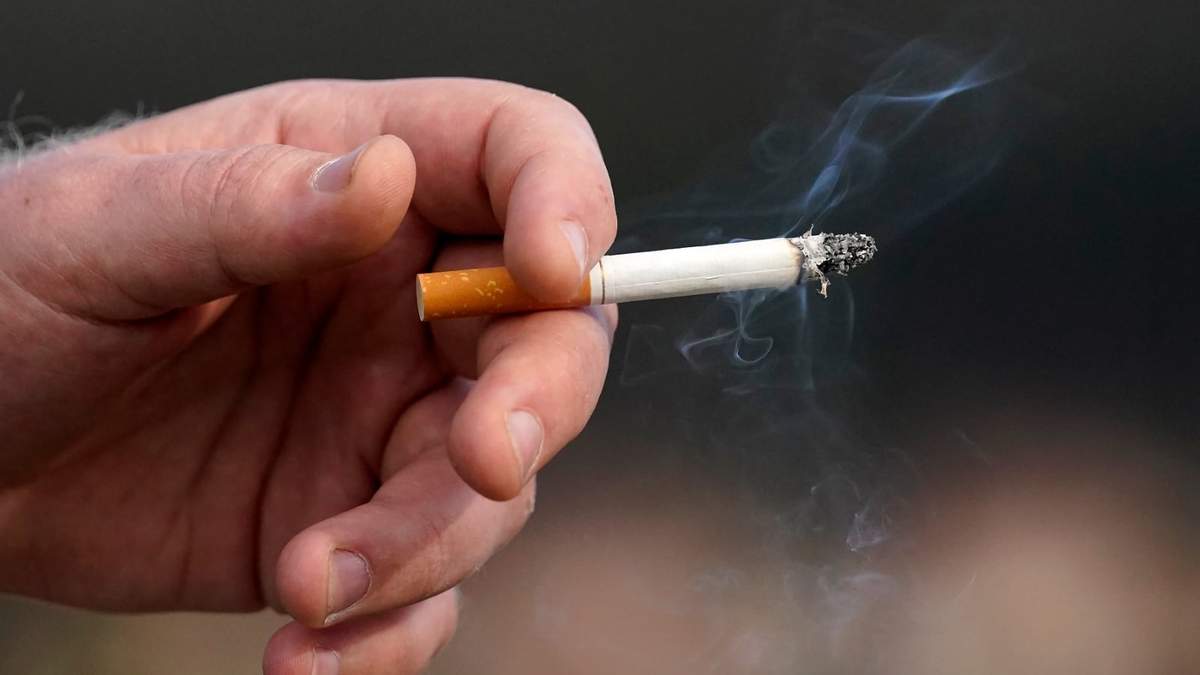 Un hombre sostiene un cigarrillo encendido, en San Francisco, el miércoles 2 de diciembre de 2020