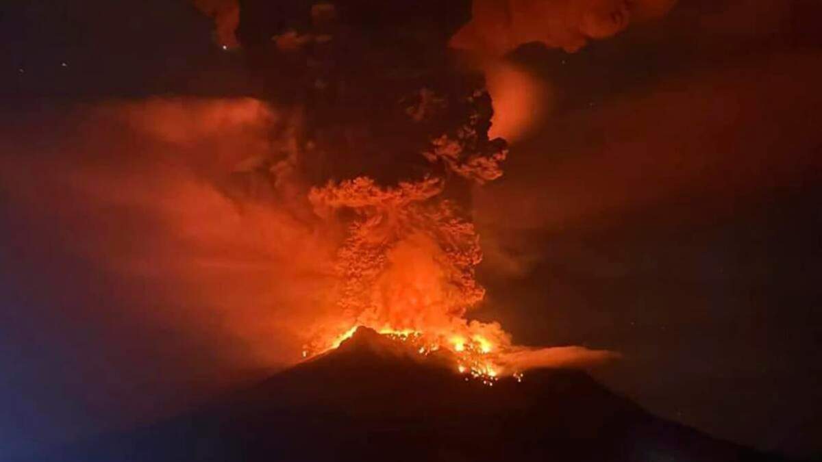 En esta imagen difundida por la Agencia Regional de Manejo de Desastres de Sitaro, se puede ver lava ardiente que brilla en el cráter del monte Ruang durante su erupción en la isla Sangihe