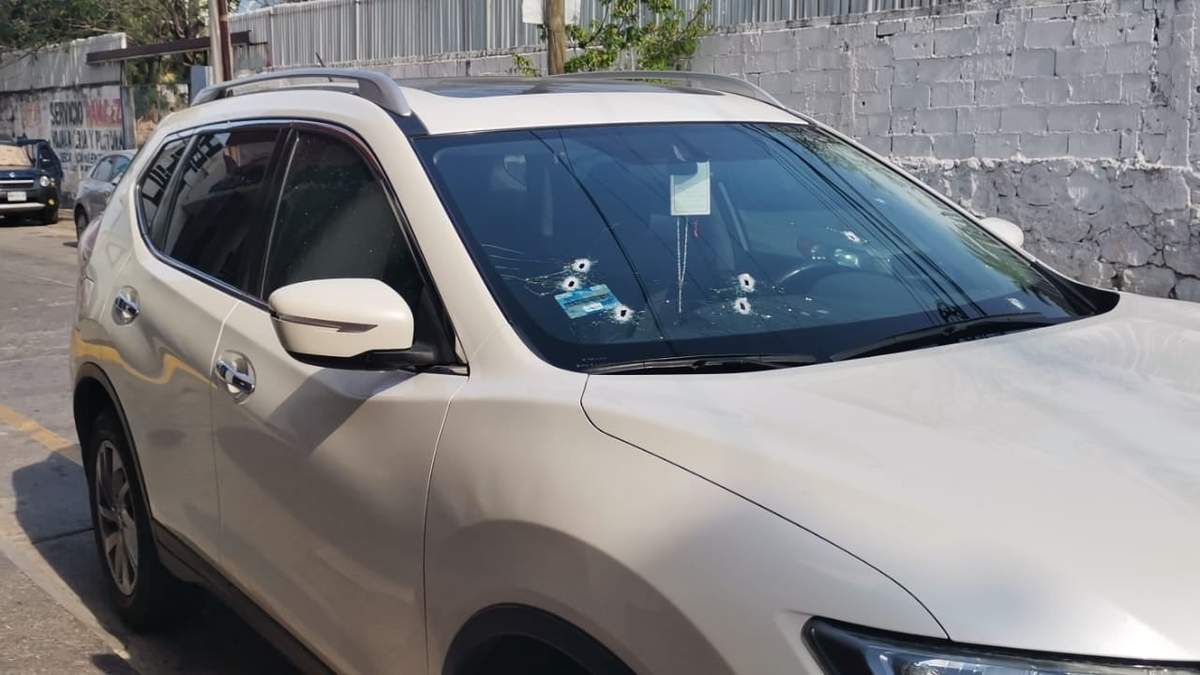 La camioneta baleada del candidato de Fuerza por México