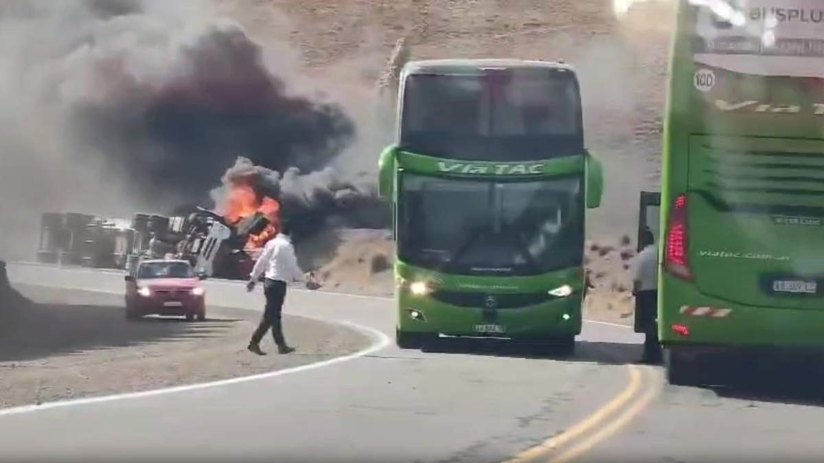 El momento del choque y el posterior incendio del auto. Fuente: (Info Los Andes)