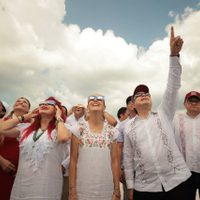 “Es Claudia, lo dice el sol, lo dice la luna”: Mario Delgado usa el eclipse para la campaña (Video)