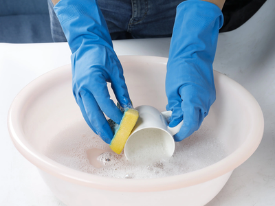 El trucazo de la abuela para limpiar el baño con guantes de goma y evitar ensuciarte