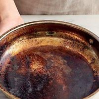 Limpiá tu sartén y dejala como nueva gracias al truco de una famosa bebida que tomás todos los días