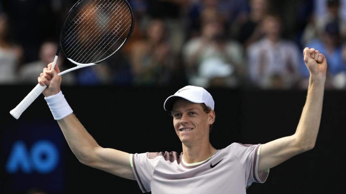 Jannik Sinner celebra su victoria sobre Novak Djokovic en las semifinales del Abierto de Australia, en Melbourne, Australia, el 26 de enero de 2024