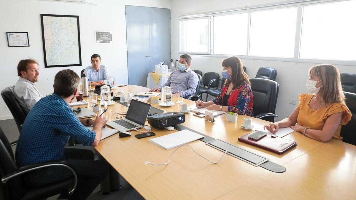La reunión del vicegobernador con los ministros de Producción e Industria y de Energía y Recursos Naturales. Fuente: (Twitter)