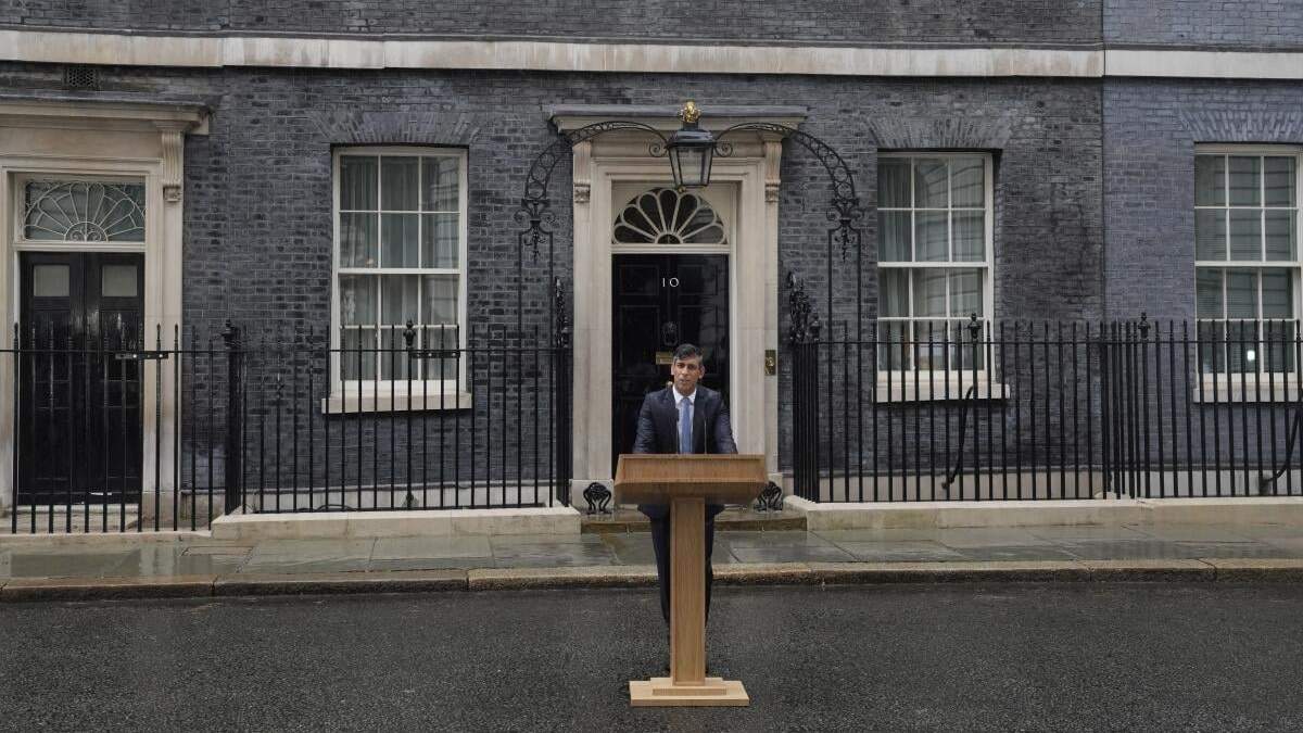 El primer ministro británico, Rishi Sunak, habla con los medios frente a sus oficinas en el número 10 de Downing Street, en Londres