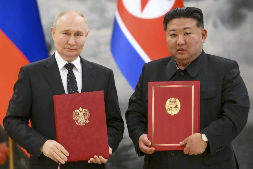 El presidente ruso, Vladimir Putin (izquierda), y el líder norcoreano, Kim Jong-un, posan para una foto durante la ceremonia de firma de una nueva alianza en Pyongyang, Corea del Norte, el 19 de junio de 2024
