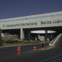 Denuncian detención arbitraria del INM contra familia china en el AICM