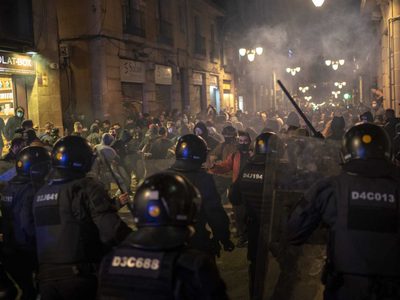 Barcelona en llamas: saqueos y quemas en contra de un nuevo confinamiento