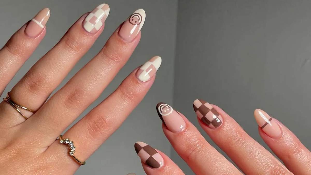 Cómo llevar el estilo Gingham nails en tu próxima manicura. Fuente: (X)