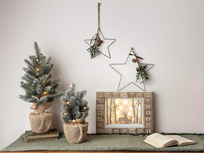 No gastes fortuna en un bazar: armate este mini Árbol de Navidad con cartón, palitos de brochette y lucecitas