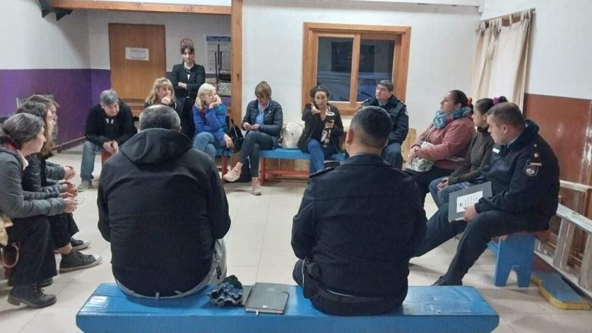 Reunión de vecinos con autoridades de seguridad en San Martín de los Andes. Fuente: (La Montaña)