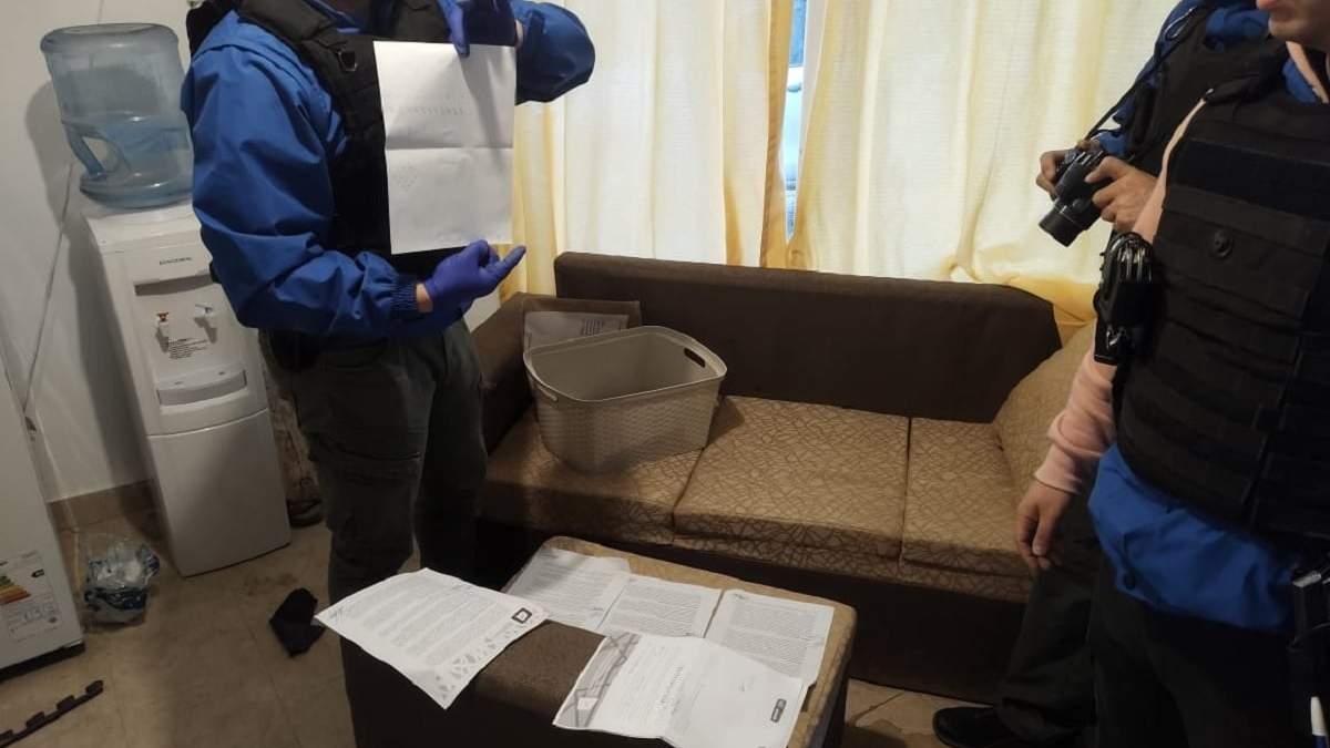 Policías de Andacollo durante el allanamiento al consultorio del psicólogo investigado. Fuente (Policía de Neuquén)