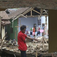 Ajustan a 426 cifra de muertos por tsunami en Indonesia; suman más de siete mil heridos