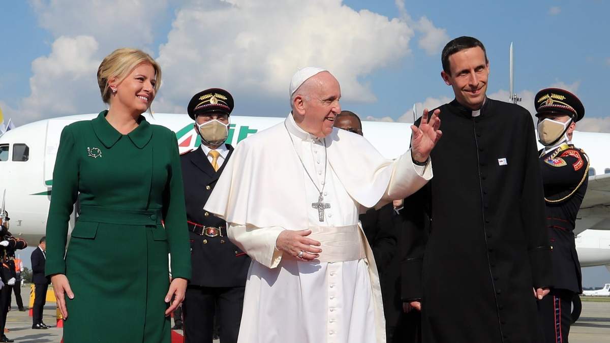 El Papa junto a la mandataria de Eslovaquia, Zuzana Caputova