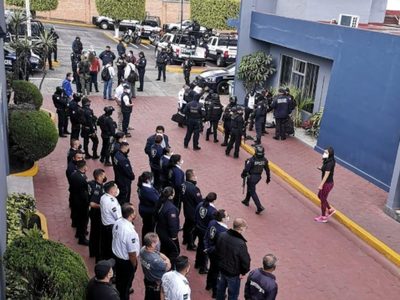Tras emboscada de sicarios, SSP desarma y detiene a dos policías municipales de Orizaba