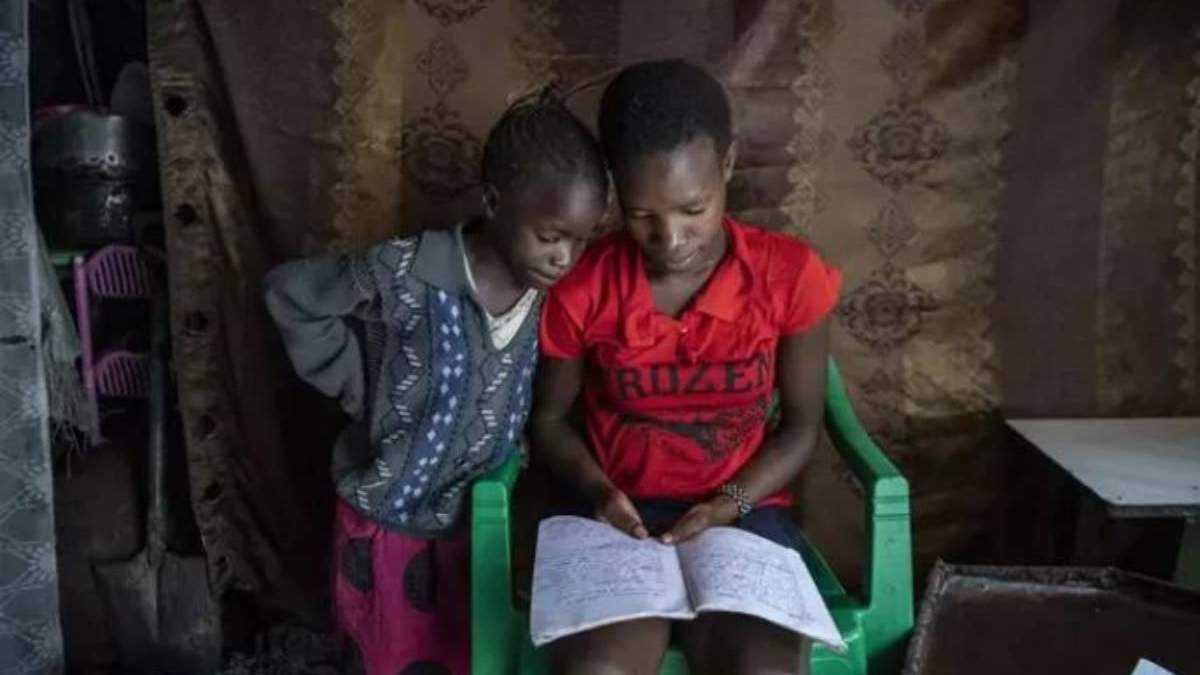 Dos niñas de Kenia estudian en casa en el marco de la pandemia. Foto: UNICEF