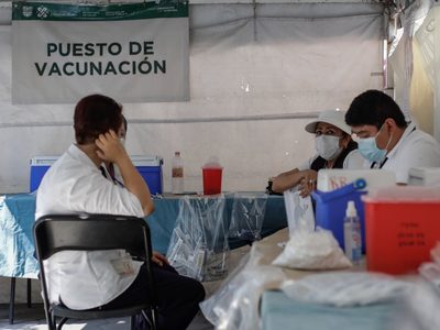 Municipios no pueden comprar vacunas contra covid-19, resuelve la SCJN