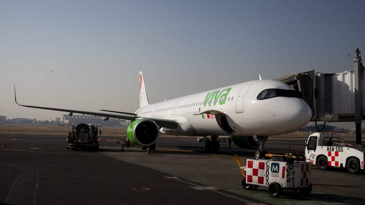 Un avión de Viva Aerobus en el AICM