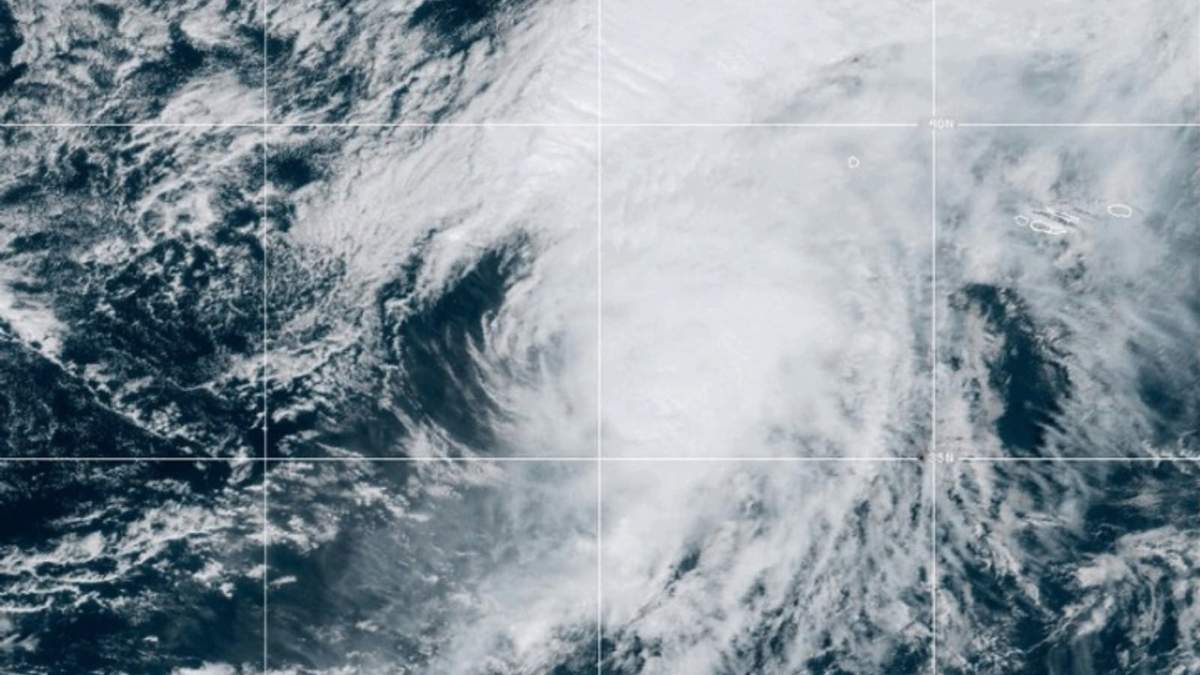 Imagen satelital de la Oficina Nacional de Administración Oceánica y Atmosférica de EEUU (NOAA)  muestra al huracán Gabrielle en el océano Atlántico Norte