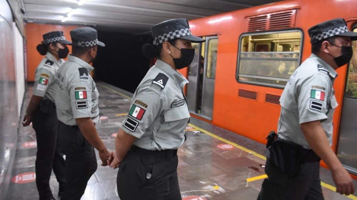 Elementos de la Guardia Nacional en el Metro
