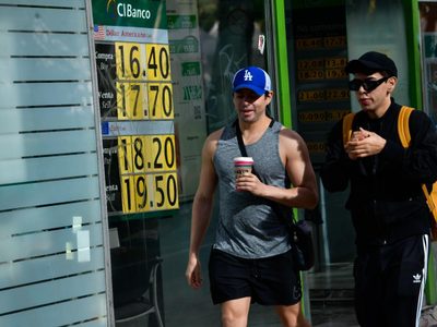 El peso arranca 2024 con depreciación frente al dólar