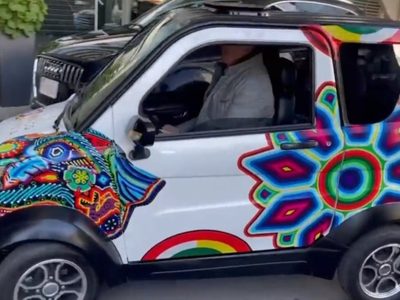 Ebrard prueba un auto eléctrico de Bolivia que se venderá en México en 2023